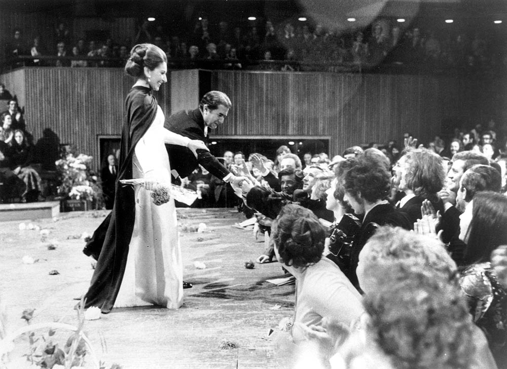 01_.jpg (124072 bytes)