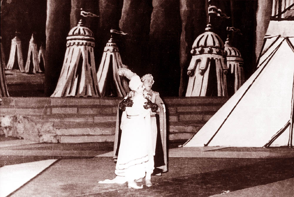 01_06_.jpg (131275 bytes)