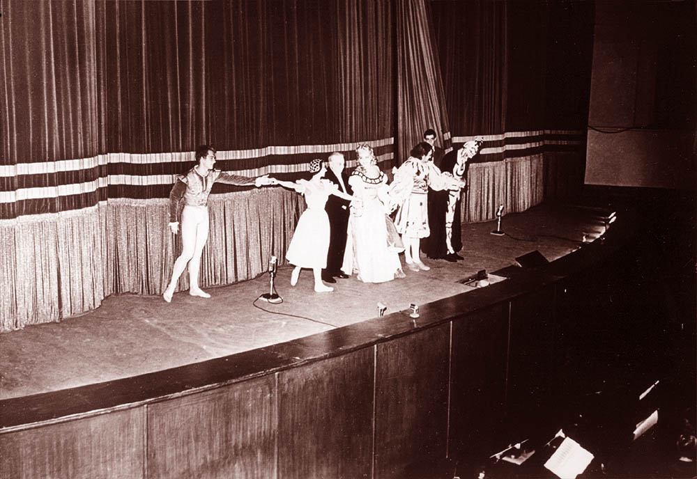 02_11_.jpg (121702 bytes)